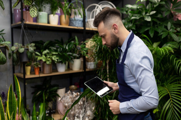 Une étagère très esthétique de plante dans un magasin de fleuriste