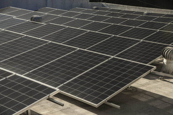 Infographie montrant les différentes méthodes pour tester un panneau solaire avec un multimètre