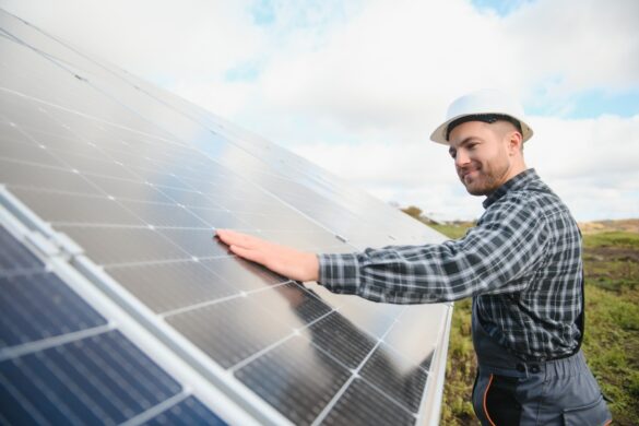 Un ouvrier qui vérifie l'emplacement d'un panneau solaire qu'il puisse produire plus d'énergie.
