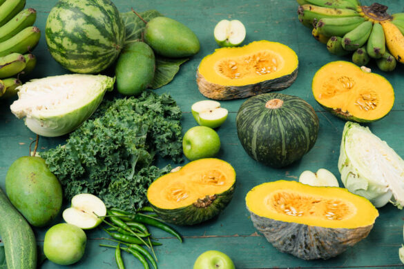 Des fruits et légumes exposés sur table dont il y a des courges musquées de Provence qui restent vertes