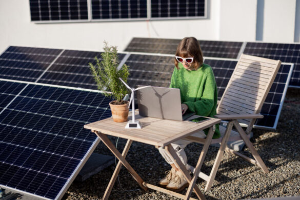 Une femme effectuant son travail dehors avec son ordinateur portable grâce au panneau solaire pour ecoflow delta 2.