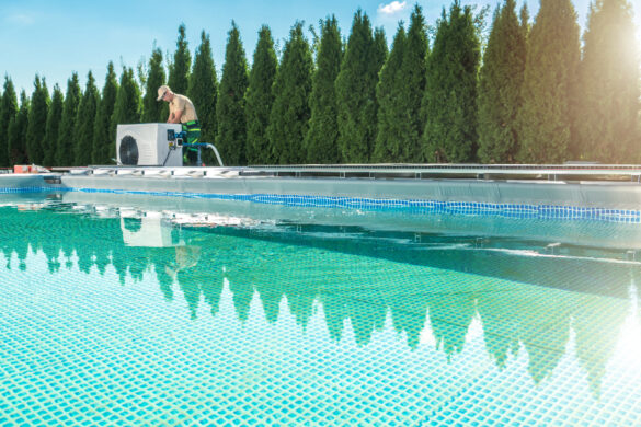 Un homme qui remplace le liner piscine desjoyaux d'un autrui après avoir discuté du prix
