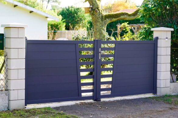 Portail en aluminium sur mesure à l'entrée d'une maison