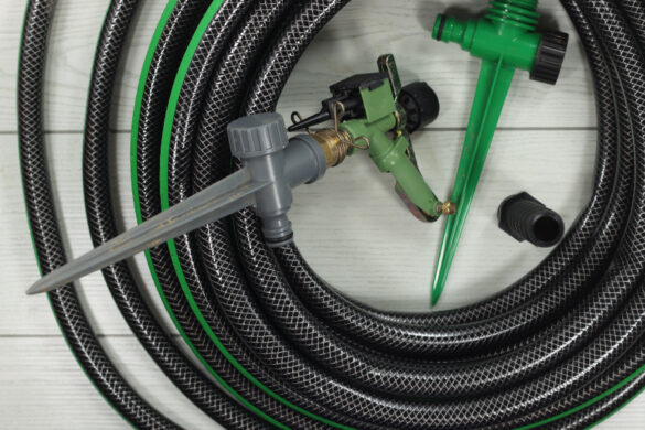 Un long tuyau goutte à goutte enroulé avec d'autres outils