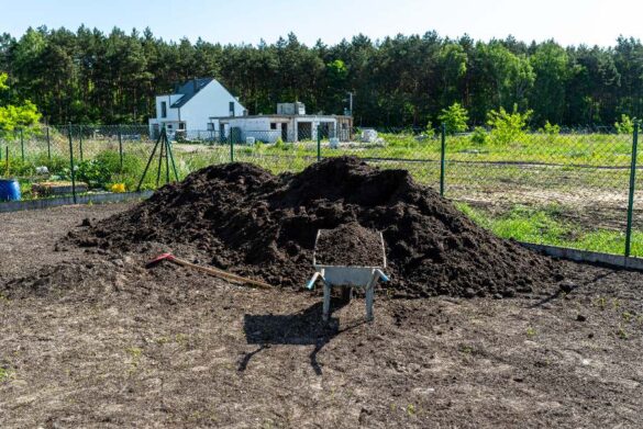 Un sac de terreau marqué « 50 L » posé sur une balance numérique qui affiche un poids en kilogrammes