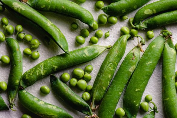 Comparaison côte à côte entre des pois gourmands et des petits pois