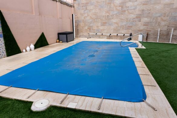 Piscine protégée par une bâche à barres