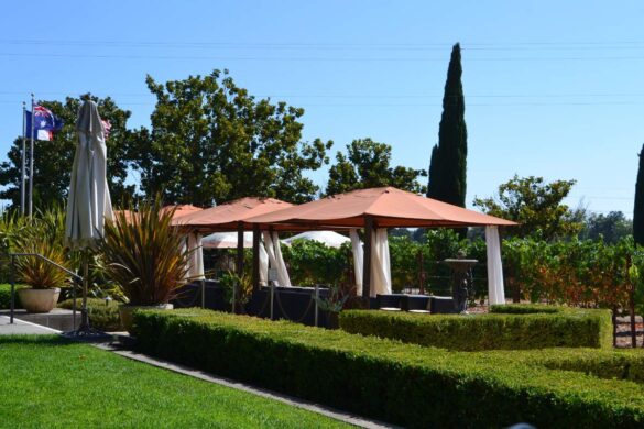 Des tonnelles installées dans un jardin