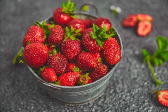 Un bol rempli de fraises fraîchement ceuillies