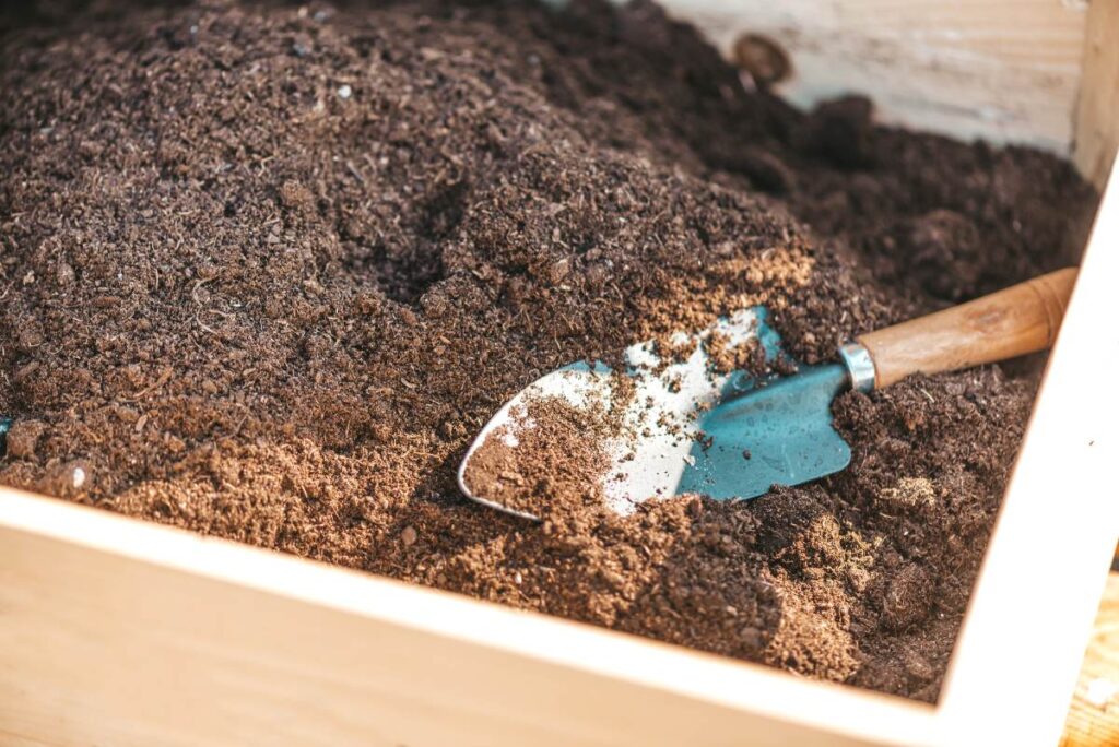 Une truelle de terre dans le jardin avec de la terre
