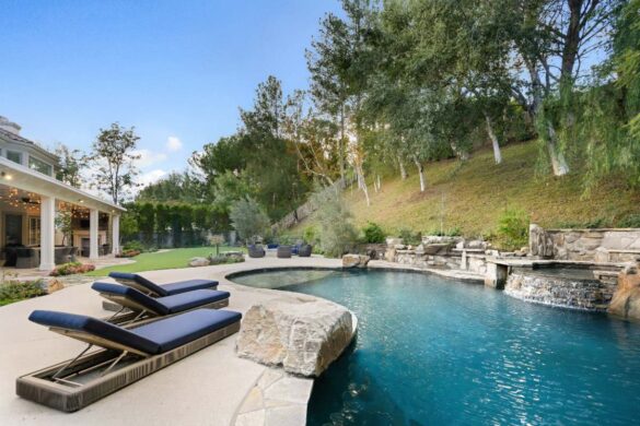 Une piscine installée dans le jardin devant une maison