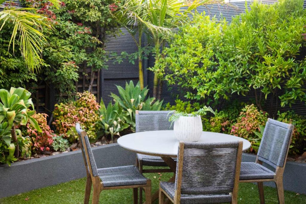 Des tables et des chaises installées dans un jardin