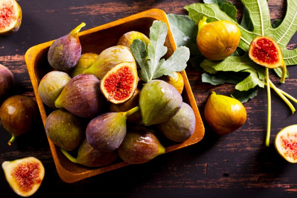 Des figues remplissant un plateau en bois