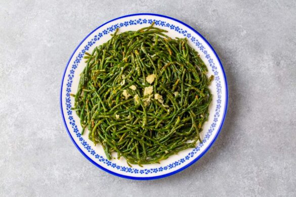 Une assiette de salade de salicorne