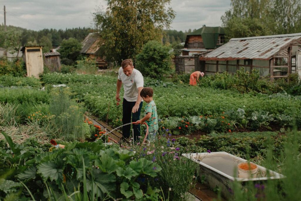 Père et enfant s'occupant de leur jardin